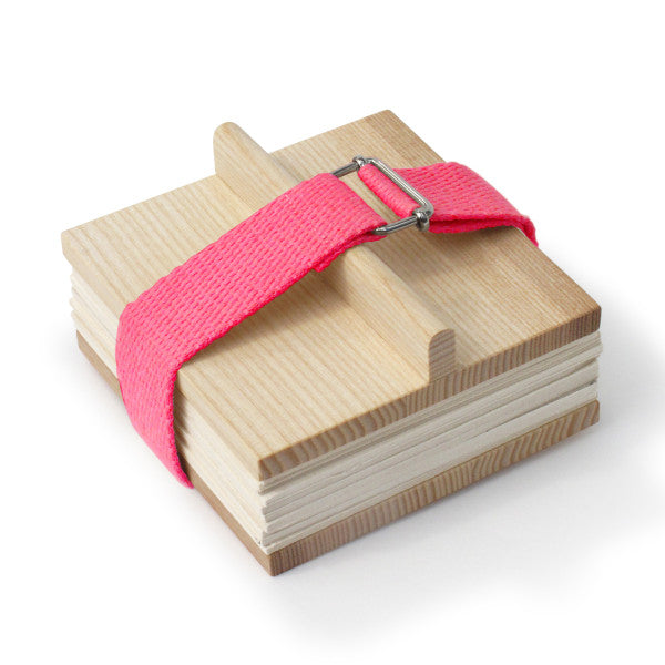 Blumenpresse aus Holz mit Gurtband pink