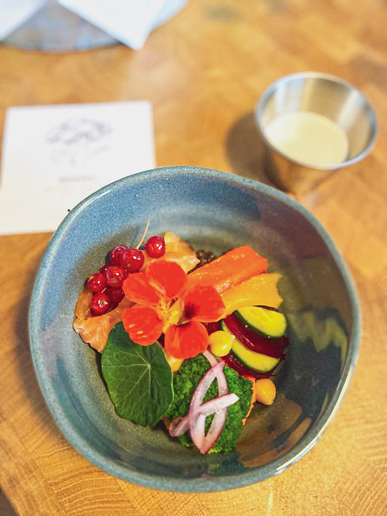 Poké Bowl mit Broccoli und Lachs